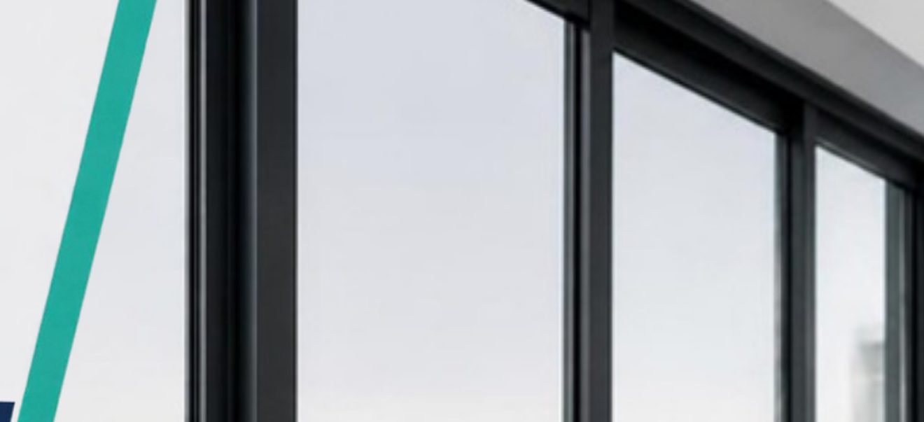 Esquadria de alumínio com vista para a cidade.